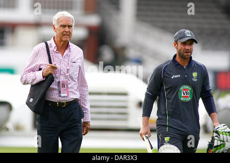 London, UK. 17. Juli 2013. Vorsitzender der Selektoren für Cricket Australien John Inverarity und Phillip Hughes während der Australier net und Trainingseinheit vor der 2. Testspiel auf Lords Cricket Ground am 17. Juli 2013 in London, England. Bildnachweis: Mitchell Gunn/ESPA/Alamy Live-Nachrichten Stockfoto