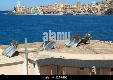 Wasser-Heizung Sonnenkollektoren auf dem Dach in Saranda, Albanien Stockfoto