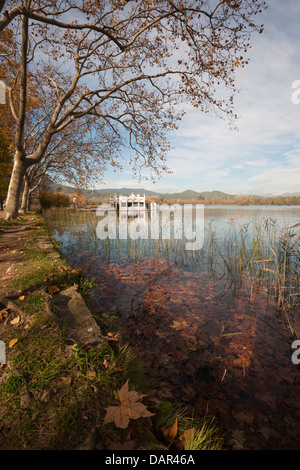 Herbstliche Landschaft mit einem kleinen Bootshaus am Ufer eines Sees. Banyoles, Katalonien. Stockfoto