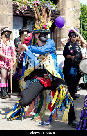 Porträt von einem traditionellen Morris Tänzer mit schwarzem Gesicht am Bakewell Day Tanz 2013, Derbyshire, England Stockfoto