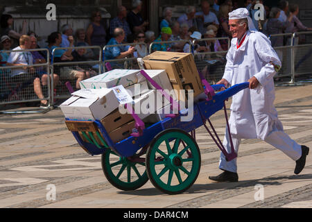 London, UK. 17. Juli 2013. Ein Smithfield Bummaree und seinen Wagen kommen bei der Worshipful Company of Carmen jährliche Cart Kennzeichnung Zeremonie in Guildhall, London. Bildnachweis: Paul Davey/Alamy Live-Nachrichten Stockfoto