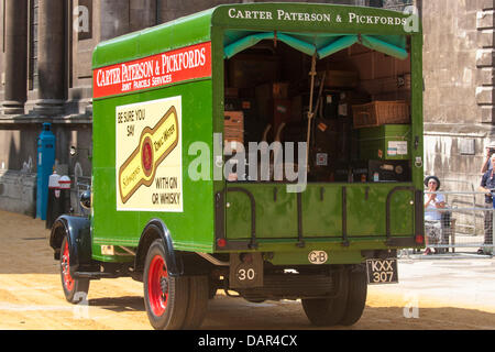 London, UK. 17. Juli 2013. Markiert, verlässt ein 1946 Austin K2 Paket van Worshipful Company Carmen jährlichen Warenkorb Kennzeichnung Zeremonie in Guildhall, London. Bildnachweis: Paul Davey/Alamy Live-Nachrichten Stockfoto