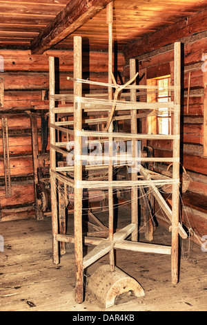 Werkstatt für Weberei in Paś-Filipek Einfamilienhaus in dem Orava ethnographische Park Museum in Zubrzyca Górna, Polen Stockfoto