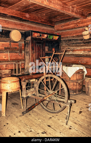 Werkstatt für Weberei in Paś-Filipek Einfamilienhaus in dem Orava ethnographische Park Museum in Zubrzyca Górna, Polen Stockfoto