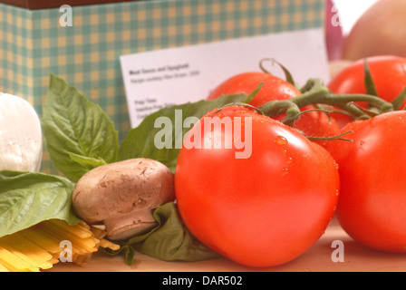 Rezept-Box und die Zutaten für frische Spaghetti und sauce Stockfoto