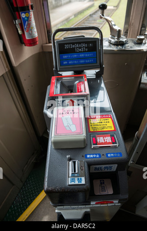 Fahrerhaus und Automaten in einer japanischen elektrische Straßenbahn Nagasaki elektrische Straßenbahn, Japan Stockfoto