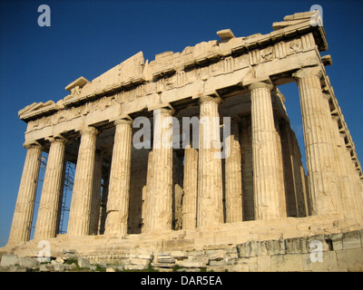 Das Parthenon auf der Akropolis von Athen ist eines der wichtigsten Beispiele der antiken griechischen Architektur. Dieser Tempel, der der Göttin Athena gewidmet ist, ist bekannt für sein klassisches dorisches Design mit ikonischen Säulen und detaillierten Friesen. Es steht als Symbol für die kulturellen und architektonischen Errungenschaften des antiken Griechenlands. Stockfoto