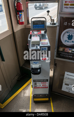 Fahrerhaus und Automaten in einer japanischen elektrische Straßenbahn Nagasaki elektrische Straßenbahn, Japan Stockfoto