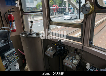 Fahrerhaus und Automaten in einer japanischen elektrische Straßenbahn Nagasaki elektrische Straßenbahn, Japan Stockfoto