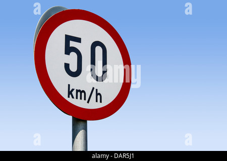 50km Tempolimit Schild auf blauem Himmel - sehen Sie Ihre Geschwindigkeit. Europastraße Sign. Stockfoto