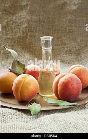 Frische und leckere Aprikosen Obst und Aprikosenschnaps auf einem Teller. Stockfoto