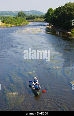 Kanuten in einen offenen Kanu auf der Fluss Wye bei Glasbury, Powys, Wales, UK Stockfoto