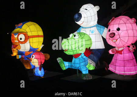 Das Kite Festival mit Pororo, dem kleinen Pinguin, feiert die Kreativität und Freude des Drachenfliegens. Diese Veranstaltung umfasst große, farbenfrohe Drachen mit verschiedenen Themen, einschließlich der beliebten Zeichentrickfigur Pororo. Stockfoto