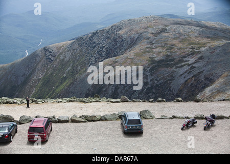 Autos und Motorräder sind auf dem Gipfel des Mount Washington in New Hampshire geparkt. Stockfoto