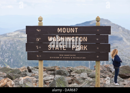 Ein Zeichen, das ' Mount Washington State Park' liest sieht man auf dem Gipfel des Mount Washington in New Hampshire Stockfoto