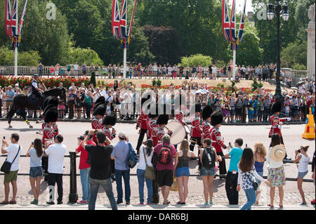 London, UK. 17. Juli 2013. Tausende von Touristen außerhalb Buckingham Palace am heißesten Tag um die Wachablösung zu sehen. Eine Stufe 3 Hitzewelle Warnung erteilt wurde in der Region heute der heißeste Tag des Jahres. Bildnachweis: Malcolm Park/Alamy Live-Nachrichten Stockfoto