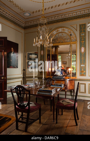 Georgische Antikmöbel im großen Saal Speisesaal mit Fliesenboden