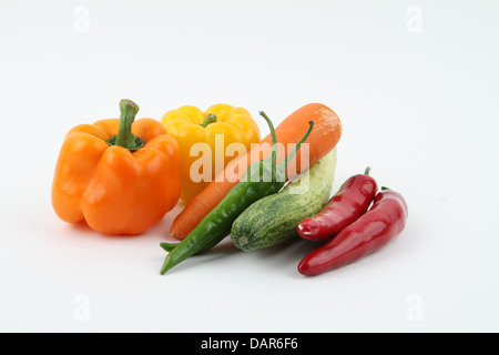 Eine Auswahl an frischem Gemüse, einschließlich Karotten, Zwiebeln und Gurken, die häufig in verschiedenen Gerichten verwendet werden. Dieses Gemüse liefert wichtige Nährstoffe, darunter Vitamine und Mineralien, und ist bekannt für seine Vielseitigkeit in Salaten, Suppen und Beilagen. Stockfoto