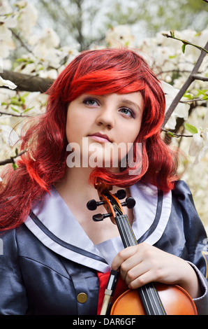 Verträumte Teenager-Mädchen mit der Geige Stockfoto