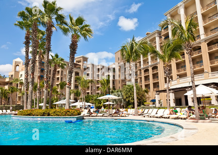 Pool und Hotel in Cayman Islands Stockfoto