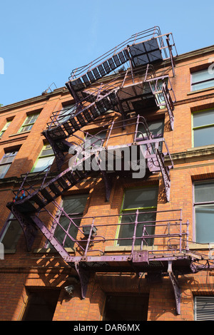 England, Manchester, alte Feuerleitern auf Mühlengebäude Stockfoto