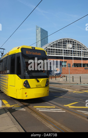 England, Manchester, Blick Richtung G-Mex und Beetham Tower mit Straßenbahn im Vordergrund Stockfoto
