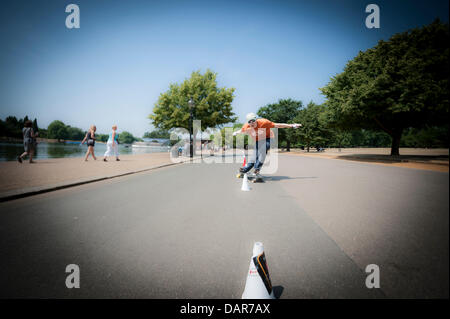 London, UK. 17. Juli 2013. Ein Skateboarder im Hyde Park, London. Da das Wetter Hitzewelle in Großbritannien weiter, finden Wege, Londoner und Touristen gleichermaßen um sich abzukühlen. Bildnachweis: Lee Thomas/Alamy Live-Nachrichten Stockfoto