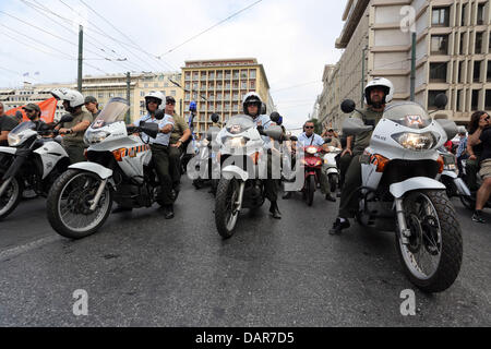 Athen, Griechenland, im Bild Mittwoch, 17. Juli 2013: Rat "Polizei" Offiziere Motorräder Gather am Korai-Platz in Stadiuou Straße, Athen, Griechenland zu protestieren gegen die Pläne der Regierung in Bezug auf ihre Beschäftigung.  Re: Hunderte von griechischen kommunalen Angestellten, als Rat Vollzugsbeamten, auf den Straßen von Zentrum von Athen heute ergriffen, um gegen die angekündigten Änderungen für ihre Beschäftigung zu protestieren.  Die vorgeschlagene Regelung können sie von der Polizei überwältigt zu sehen. Stockfoto