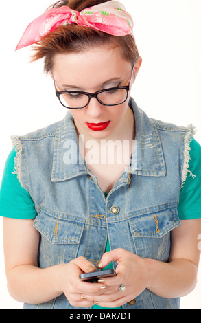 Teenager-Mädchen, gekleidet, lässig, stellt ein Iphone Musik hören, telefonieren und Fotografieren von sich selbst halten. Stockfoto