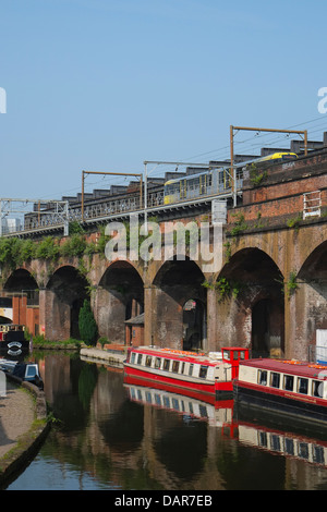 England, Manchester, viktorianischen Bahnlinie und moderne Straßenbahn plus Kanal im Vordergrund Stockfoto