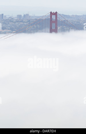 Ansicht der Südturm der Golden Gate Bridge San Francisco im Nebel mit der Stadt im Hintergrund Stockfoto