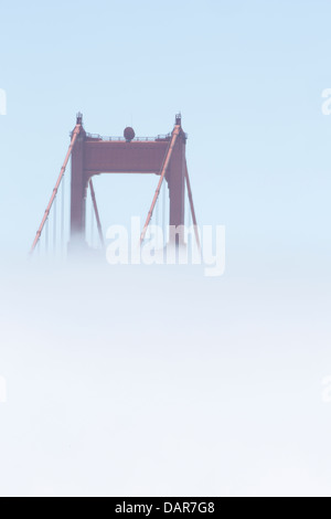 Nordturm der Golden Gate Bridge, San Francisco in Nebel getaucht. Stockfoto