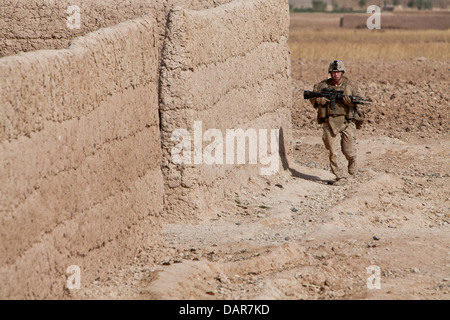 Ein US-Marine läuft in eine verlassene Verbindung kommt unter Beschuss von Aufständischen während einer Mission Kordon und Suche 27. Juni 2013 in Habib Abad, Provinz Helmand, Afghanistan. Stockfoto