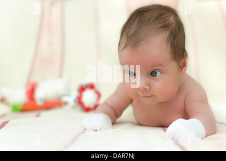 (1 Monat alt) Säugling Baby auf dem Bauch liegend. Geringe Schärfentiefe Stockfoto