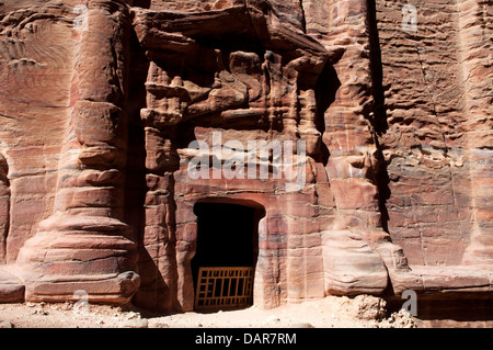 Felsgrab-Eingang mit Holztor, Petra, Jordanien Stockfoto