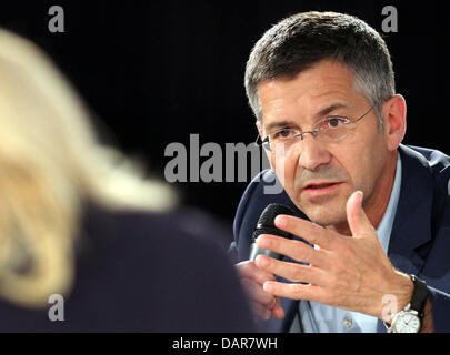 Herbert Hainer, Vorstandsvorsitzender Adidas AG, spricht bei einer Podiumsdiskussion im Rahmen des Forums "Camp Beckenbauer" in Going, Österreich, 17. Juli 2013. Das Forum befasst sich mit der Zukunft des Sports. Foto: KARL-JOSEF HILDENBRAND Stockfoto