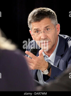 Herbert Hainer, Vorstandsvorsitzender Adidas AG, spricht bei einer Podiumsdiskussion im Rahmen des Forums "Camp Beckenbauer" in Going, Österreich, 17. Juli 2013. Das Forum befasst sich mit der Zukunft des Sports. Foto: KARL-JOSEF HILDENBRAND Stockfoto