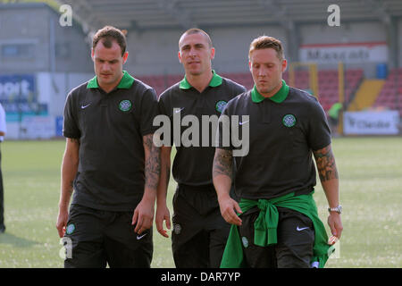 Scott Media Belfast - Sonntag, 14. Juli 2013, Belfast, Nordirland, Cliftonville Vs Celtic in der Champions League Gruppe Stadien an Einsamkeit Fußball gemahlen hat, das Spiel einen Ausverkauf, einschließlich der Zugabe von temporären Sitzgelegenheiten - Celtic Spieler machen Sie einen Spaziergang rund um das Spielfeld vor dem Spiel Stockfoto