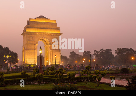 Indien, Uttar Pradesh, New Delhi, India Gate in der Dämmerung beleuchtet Stockfoto