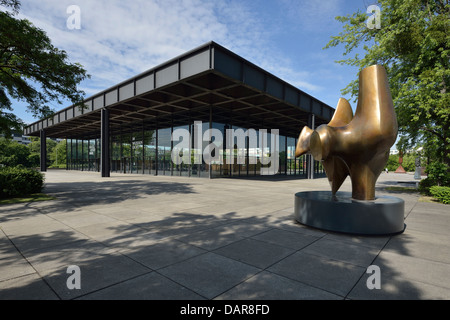 Berlin. Deutschland. Neue Nationalgalerie, & Skulptur (The Archer 1966) von Henry Moore. Stockfoto