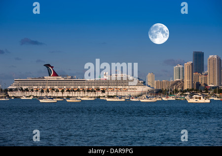 KREUZFAHRTSCHIFF IM HAFEN VON MIAMI SKYLINE VON DOWNTOWN MIAMI FLORIDA USA Stockfoto