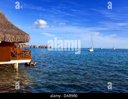 Typische polynesische Landschaft - Häuschen auf dem Wasser. Stockfoto