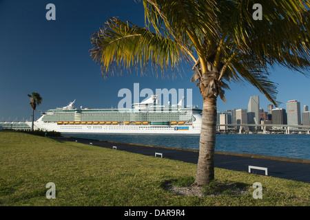 KREUZFAHRTSCHIFF IM HAFEN VON MIAMI SKYLINE VON DOWNTOWN MIAMI FLORIDA USA Stockfoto