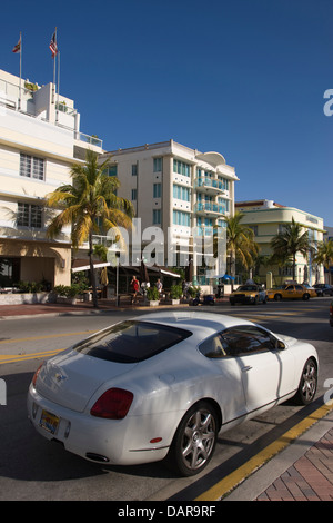 WEIßEN BENTLEY CONTINENTAL GT OCEAN DRIVE SOUTH BEACH MIAMI BEACH FLORIDA USA Stockfoto