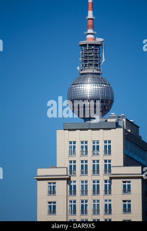 Fernsehturm Fernsehturm und Teil des sozialistischen Realismus Stilgebäude am Strausberger Platz Berlin Deutschland Stockfoto