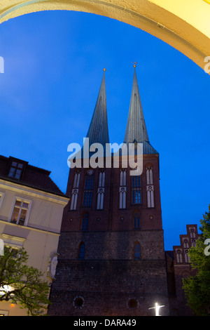 Nikolaikirche St. Nicholas Church in der Dämmerung / Dämmerung / Nacht Nikolaiviertel Mitte Berlin Deutschland Stockfoto