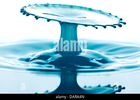 Kollision Flüssigkeitströpfchen Splash in einem Pilz Formen Stockfoto