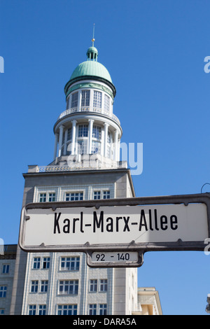 Karl Marx Allee Schild mit einem der vier Frankfurter Tor Türme hinter Friedrichshain Berlin Deutschland Stockfoto