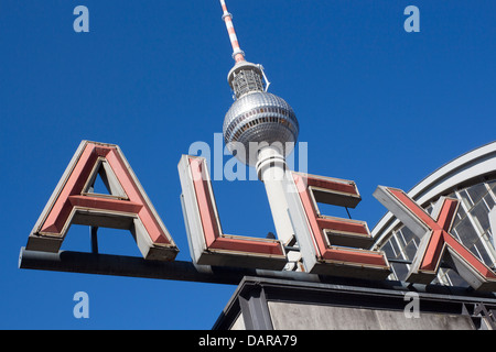 Fernsehturm Fernsehturm und Alexanderplatz Bestandteil unterzeichnen Mitte Berlin Deutschland Stockfoto