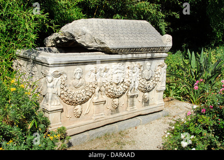 Roma-Sarkophag vor dem Ephesus archäologische Museum in der Stadt Selçuk, Provinz Izmir, Türkei Stockfoto